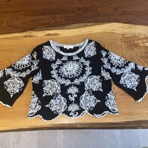 Solitaire Black and White Embroidered Bell-Sleeve Top Size Small